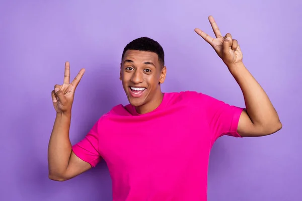 色彩艳丽的男子形象 穿着粉色T恤衫 带有紫色背景的V字形符号 — 图库照片