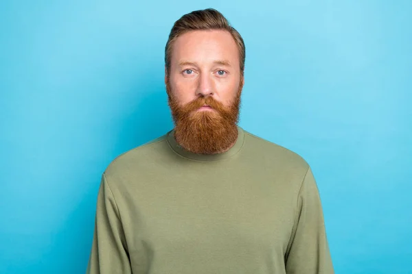 Фото Серьезного Красивого Бородатого Мужчину Рыжей Прической Носить Хаки Длинный — стоковое фото