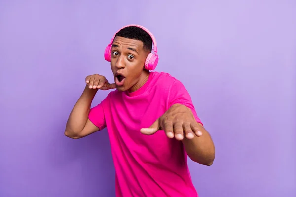 Foto Joven Positivo Excitado Hombre Usar Brillante Rosa Camiseta Bailando — Foto de Stock