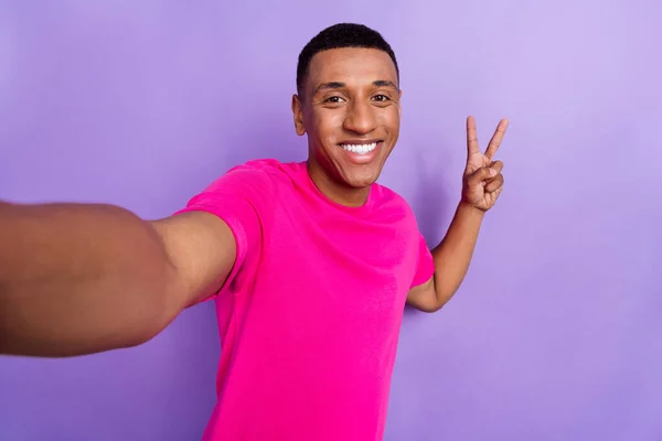 Fotografie Pozitivní Veselý Optimistický Chlap Box Účes Oblečený Růžové Tričko — Stock fotografie