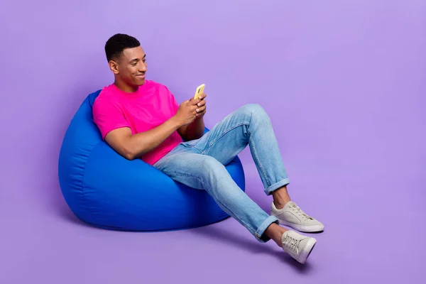 Plná Velikost Fotografie Pozitivní Osoby Sedící Taška Použít Telefon Izolované — Stock fotografie
