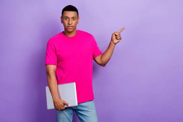 Foto Van Ernstige Zelfverzekerde Jongen Doos Kapsel Gekleed Roze Shirt — Stockfoto