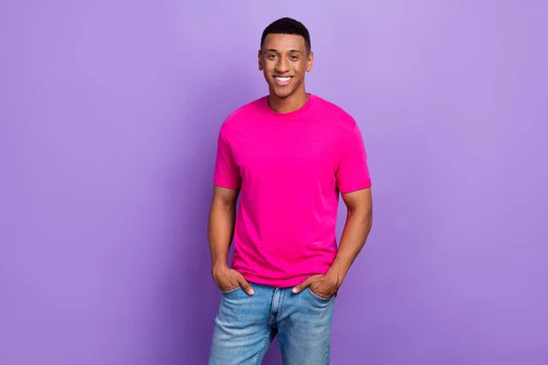 분홍색 티셔츠를 보라색 배경에 고립된 주머니에 티셔츠를 잘생긴 멋지고 멋지게 — 스톡 사진