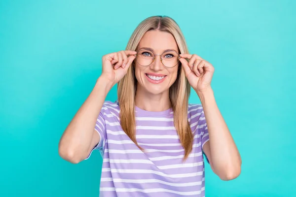 Foto Doce Engraçado Senhora Desgaste Violeta Listrado Shirt Braços Óculos — Fotografia de Stock
