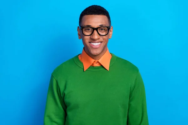 Foto Hombre Guapo Positivo Satisfecho Usar Camisa Naranja Bajo Gafas —  Fotos de Stock