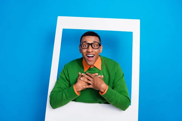 Portrét Papír Rám Kádr Vzrušený Spokojený Muž Nosit Brýle Dotek — Stock fotografie