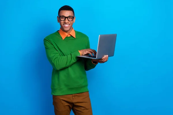 Foto Inteligente Inteligente Hombre Guapo Usar Camisa Naranja Sudadera Verde —  Fotos de Stock