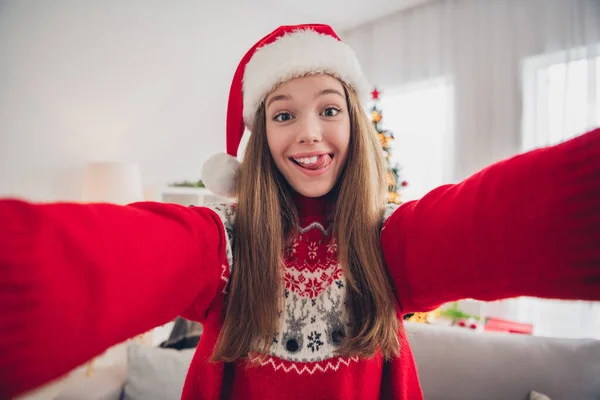 Komik Neşeli Kızın Fotoğrafı Selfie Dili Dişlerini Yala Işık Saçan — Stok fotoğraf