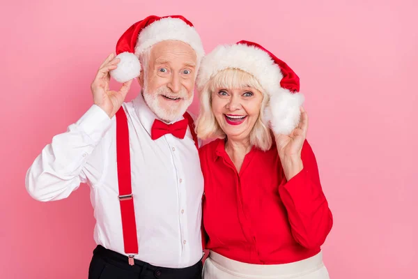 写真クレイジー年金退職スタイリッシュな白い髪の女性の男性は サンタクロースヘッドウェア隔離されたパステルカラーの背景を保持 — ストック写真