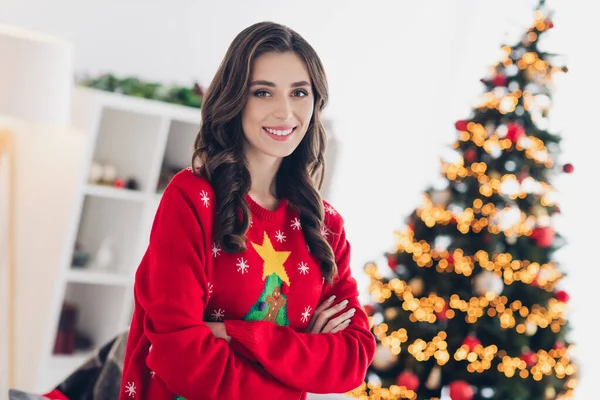 Sevimli Neşeli Bayanın Fotoğrafı Kırmızı Çirkin Kazak Giyin Kaliteli Sıcak — Stok fotoğraf