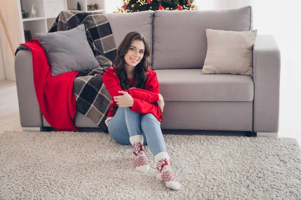 긍정적 매력적 아가씨의 기분좋은 푹신푹신 카펫에 휴가를 즐기는 아름다운 — 스톡 사진