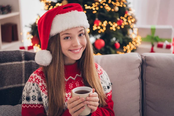 肯定的なかわいい女性の写真飲む香りハーブミントおいしいお茶飲料魔法の天気季節の時間をお楽しみください家の中で — ストック写真