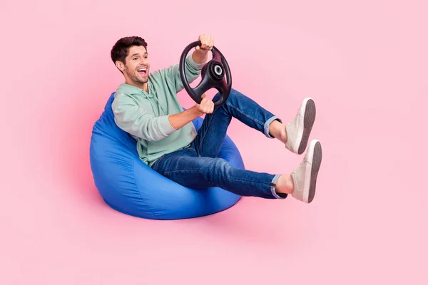 魅力的な正男の完全な長さの写真座って椅子を購入車を楽しむスピード良い気分移動空のスペースピンク色の背景に隔離 — ストック写真