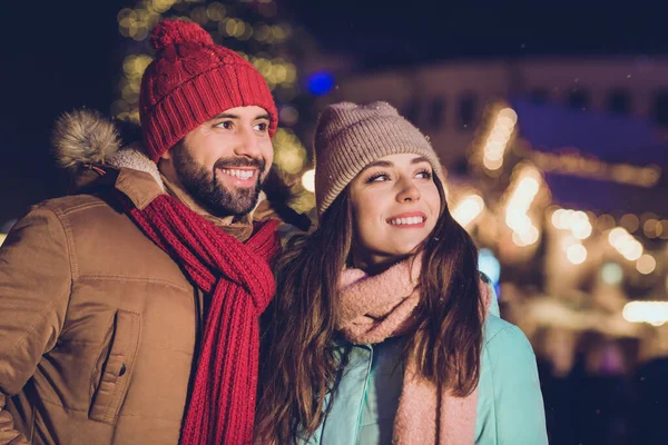 Güzel Öğrenci Aile Fotoğrafı Şapka Ceketi Giy Noel Dışarı Çık — Stok fotoğraf