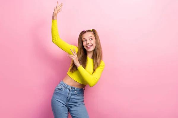 Retrato Adorable Chica Juguetona Pelo Liso Vestido Amarillo Manga Larga —  Fotos de Stock