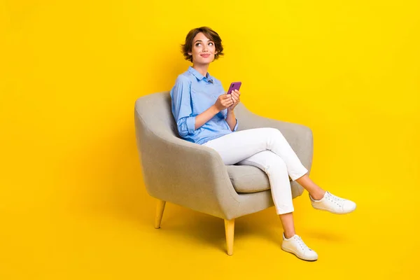Mavi Gömlekli Düşünceli Bir Kızın Modern Aletlerle Sohbet Ederken Çekilmiş — Stok fotoğraf