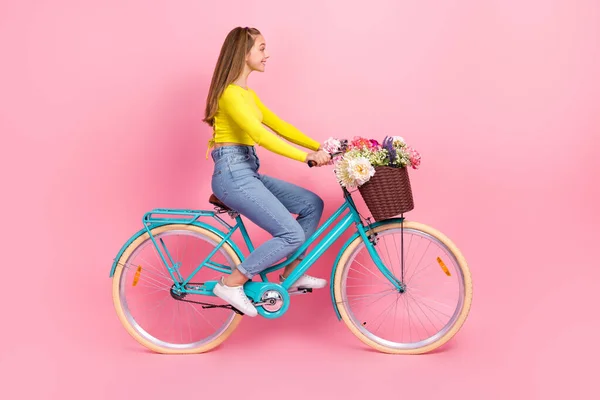 フル長さ写真の光沢のある魅力的な女子高生服黄色作物トップライディング自転車孤立ピンク色の背景 — ストック写真
