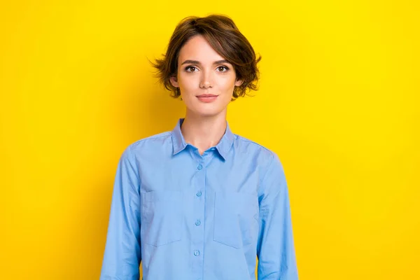 멋지고 여성의 클로즈업 노란색 배경에 고립된 파란색 셔츠를 사무원 매니저 — 스톡 사진
