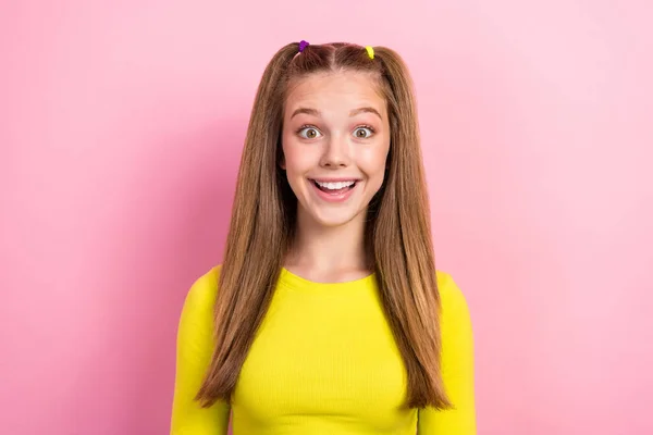 Retrato Menina Otimista Bonito Impressionado Com Penteado Reto Desgaste Amarelo — Fotografia de Stock