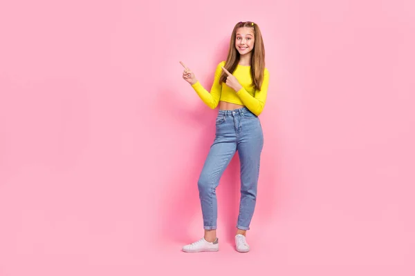 Heyecanlı Havalı Liseli Kızın Uzun Bir Fotoğrafı Sarı Giyinmiş Üst — Stok fotoğraf