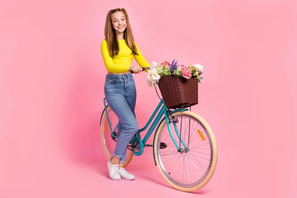농작물의 꼭대기를 자전거를 소녀의 사진은 고립된 배경을 가지고 — 스톡 사진