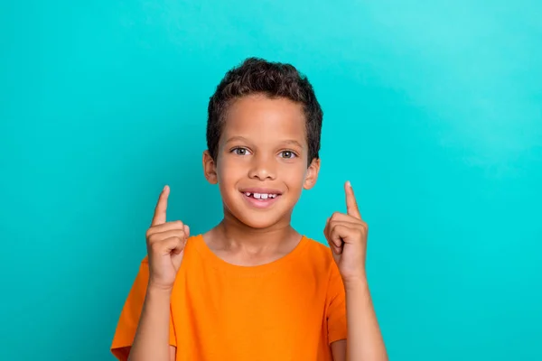 Foto Von Ziemlich Positiven Kleinen Kerl Gekleidet Orange Shirt Zeigt — Stockfoto