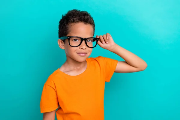 Fotografie Promyšlený Chytrý Malý Kluk Oblečený Oranžové Tričko Brýle Úsměvem — Stock fotografie