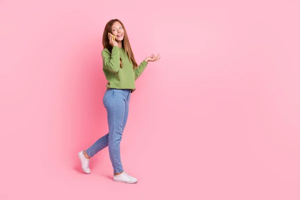 Pełna Długość Zdjęcie Wesoły Zabawny Szkoła Dziewczyna Ubrana Zielony Bluza — Zdjęcie stockowe