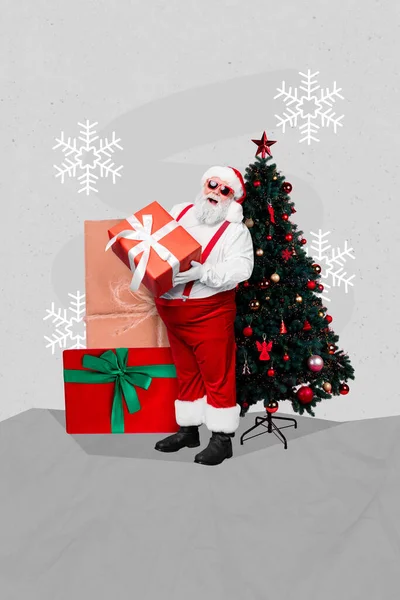 Kolaż Zdjęcie Starości Podekscytowany Święty Mikołaj Trzymać Duży Czerwony Obecny — Zdjęcie stockowe