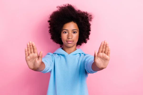 Фото Юной Девушки Афро Против Расизма Показывают Две Руки Приходят — стоковое фото