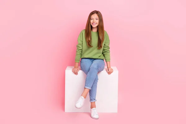 Full Length Photo Pretty Sweet School Girl Ubrana Zielona Bluza — Zdjęcie stockowe