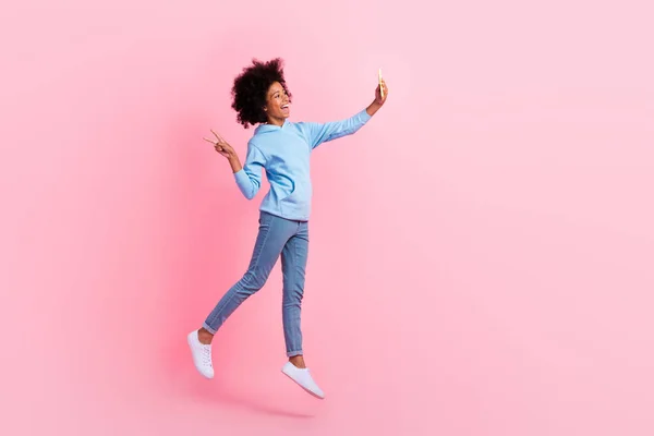 Teljes Méretű Portré Gondtalan Kislány Jumping Hold Phone Make Selfie — Stock Fotó
