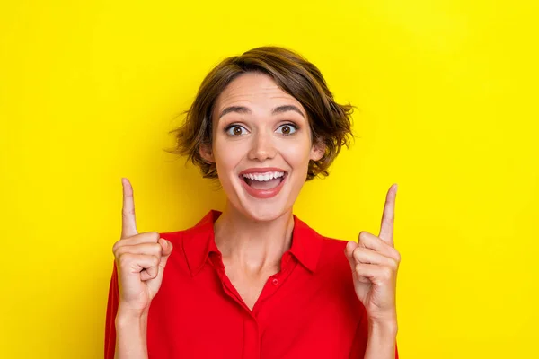 Muotokuva Tyttömäinen Positiivinen Iloinen Nainen Bob Kampauksen Kulumista Punainen Paita — kuvapankkivalokuva