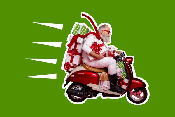 老年外祖父乘坐轻便摩托车速递包裹圣诞礼物精美的大写字母明信片 在明亮的绿色背景下隔离 — 图库照片