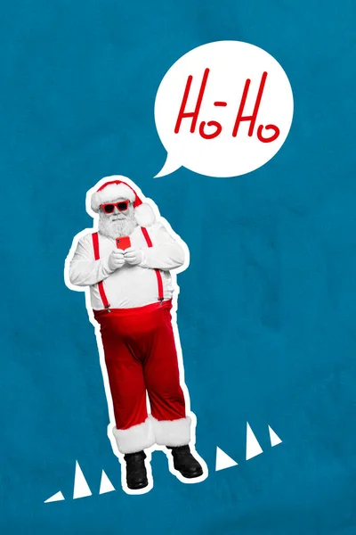 Vertikale Kreative Collage Von Funky Gealterten Weihnachtsmann Sonnenbrille Verwenden Telefon — Stockfoto