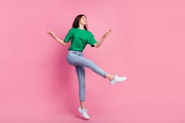 満足したエネルギーの少女ジャンプのフルサイズの肖像画は楽しい時間を楽しんでピンクの色の背景に隔離 — ストック写真