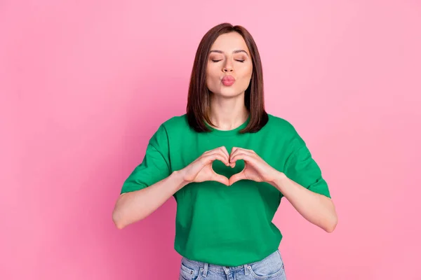 若い魅力的な女性の写真は ハートロマンチックな欲しい日付を示す緑のTシャツを着用ピンク色の背景に隔離された新しいアプリの広告 — ストック写真