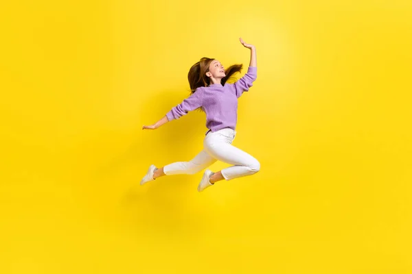 フル長さプロフィール側の写真の気楽なクレイジー女性身に着けているトレンディーなバイオレットセーター見てホールド空のスペース隔離された黄色の色の背景 — ストック写真
