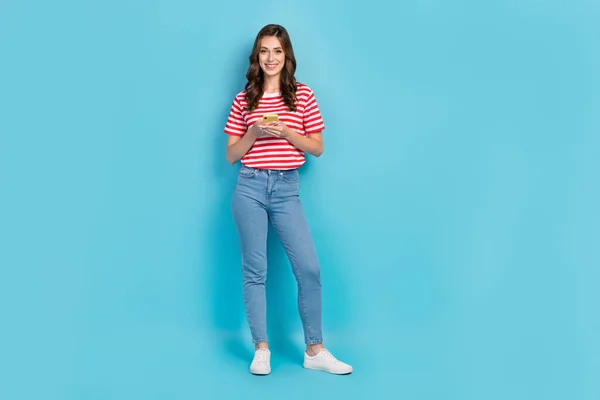 可愛いです女の子の完全な長さの写真ドレス赤TシャツタイプInstagram Twitter Apple現代ガジェット隔離された青の色の背景 — ストック写真