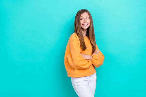 Güzel Kahverengi Saçlı Genç Bir Kızın Fotoğrafı Renkli Süveter Giyiyor — Stok fotoğraf
