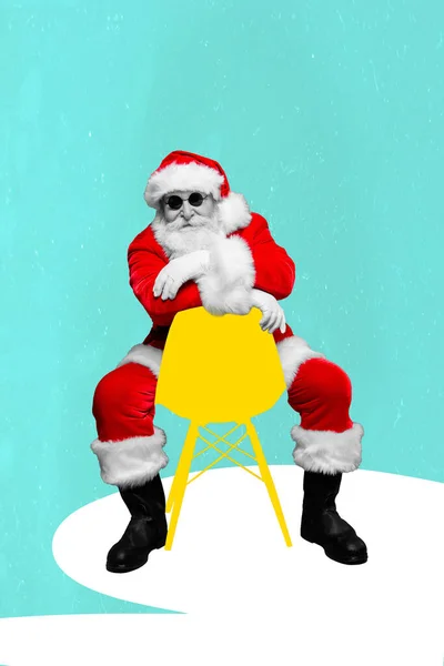 スタイリッシュな祖父サンタ黒の垂直コラージュ画像背景を描く上で隔離された椅子に座っている白い色 — ストック写真