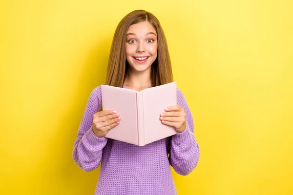 写真の十代の女の子子供身に着けていますニットセーター読みます彼女の宿題コピーブックショック予期せぬ反応孤立で黄色の色の背景 — ストック写真