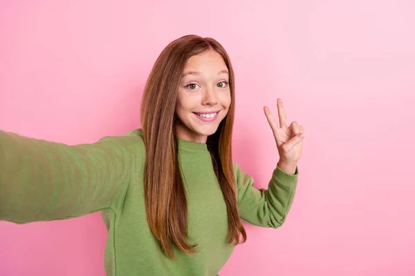 Zdjęcie Uroczej Zabawnej Optymistycznej Dziewczyny Prostą Fryzurą Nosić Zielony Sweter — Zdjęcie stockowe
