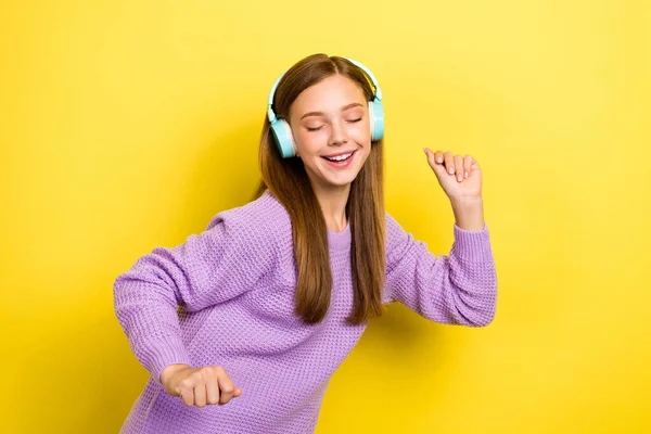 Zdjęcie Relaksującej Pozytywnej Uczennicy Nastolatka Nosić Nowe Bezprzewodowe Słuchawki Jabłko — Zdjęcie stockowe