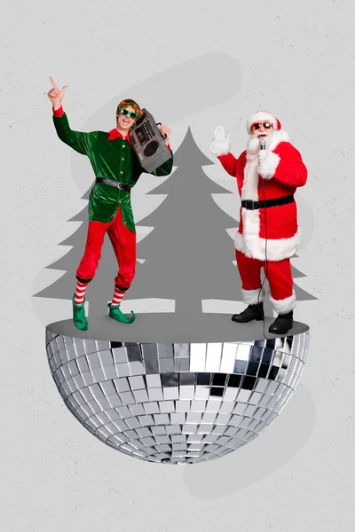 Collage Verticale Immagine Eccitato Fresco Babbo Natale Elfo Assistente Tenere — Foto Stock