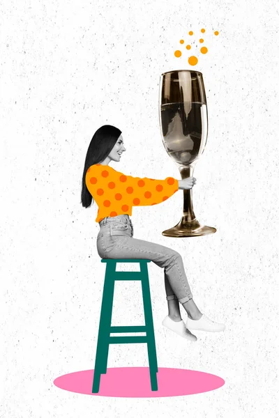 若い女性のコラージュ写真着用点線オレンジセーターホールドワイングラス付きアルコールカウントダウン新年座ってバー白の背景に隔離 — ストック写真