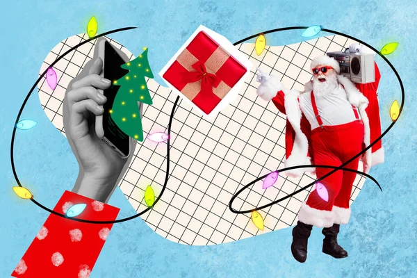 Креативный Фотоколлаж Иллюстрация Положительной Санта Коробки Плече Смартфон Изолирован Синем — стоковое фото