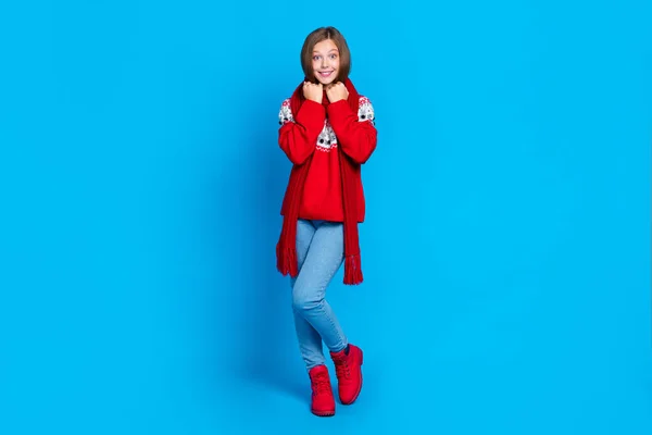 Sevimli Liseli Kızın Tam Boy Fotoğrafı Kırmızı Xmas Süveter Giy — Stok fotoğraf