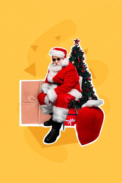 Colagem Vertical Engraçado Avô Santa Claus Sentar Cadeira Newyear Árvore — Fotografia de Stock