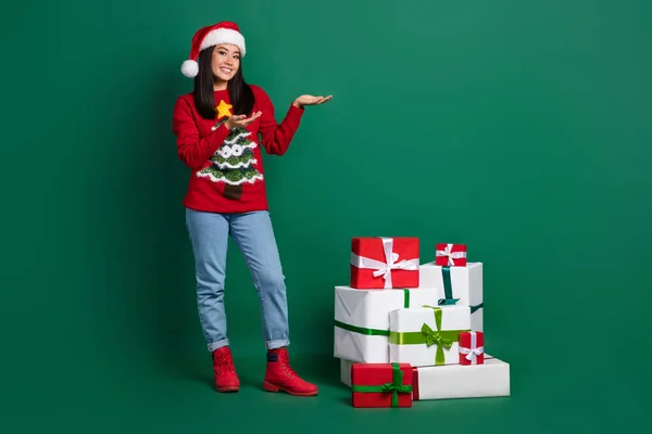 Фотографія Повної Довжини Солодкої Дівчини Одягнена Червоний Різдвяний Пуловер Тримає — стокове фото